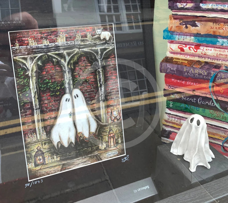Ghosts in the Gallery by Lord Monteagle Medium (with Tealight)